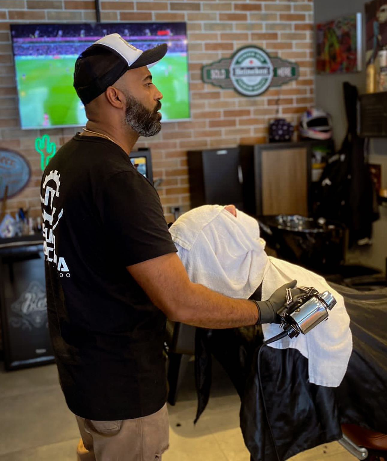 Barba com Toalha Quente e Massagem em Moema? Macchina Barbearia Barba com Toalha Quente e Massagem em Moema? Macchina Barbearia