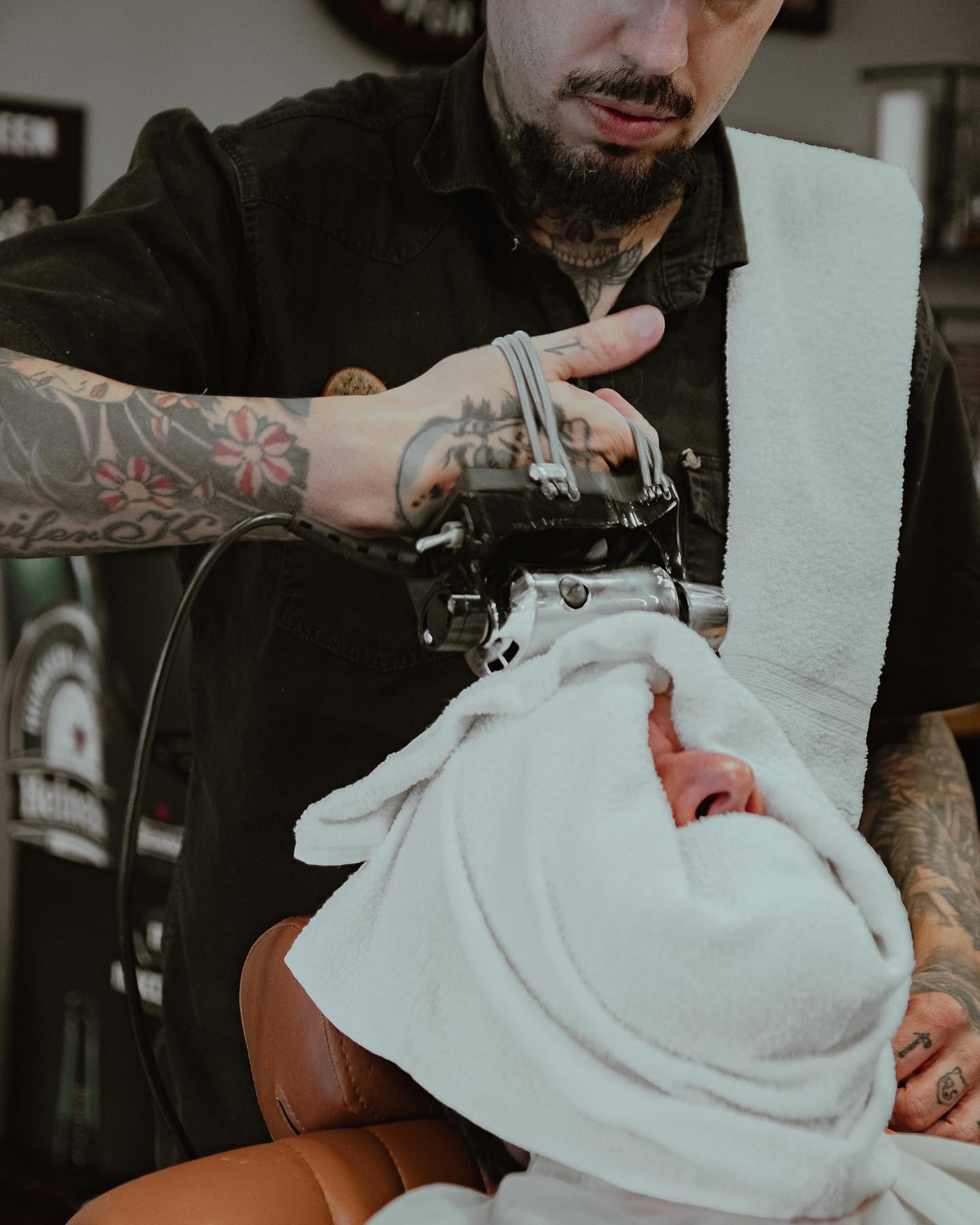 Barba com Toalha Quente e Massagem em Moema? Macchina Barbearia Barba com Toalha Quente e Massagem em Moema? Macchina Barbearia